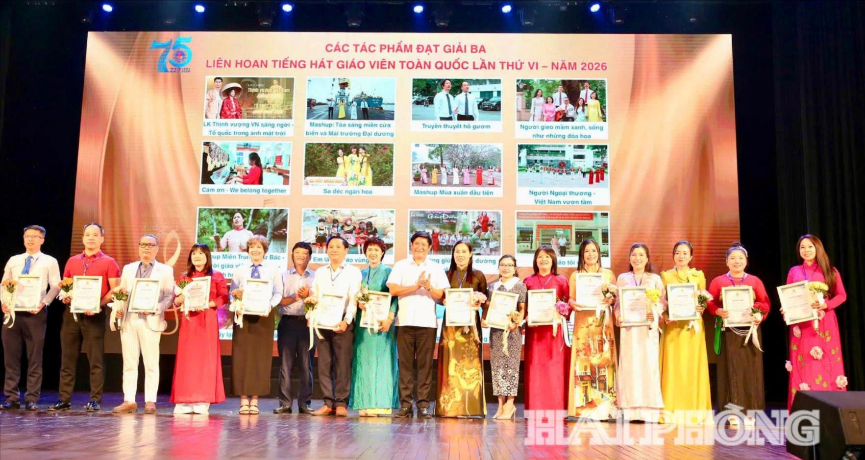 Giáo viên âm nhạc tỏa sáng: từ bục giảng đến sân khấu liên hoan