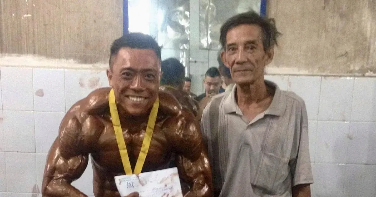 Vận động viên thể hình Nguyễn Duy Bình và khoảnh khắc vàng bên cha