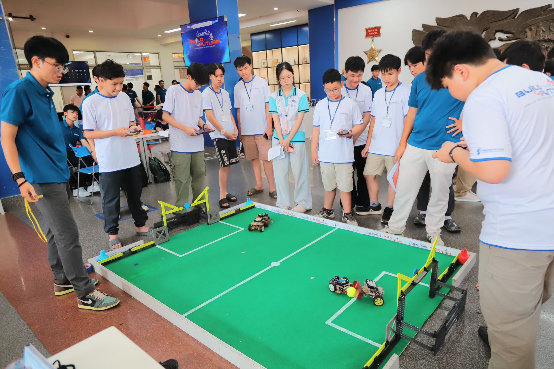Hàng nghìn bạn trẻ khám phá robot và lập trình tại ngày hội chuyển đổi số