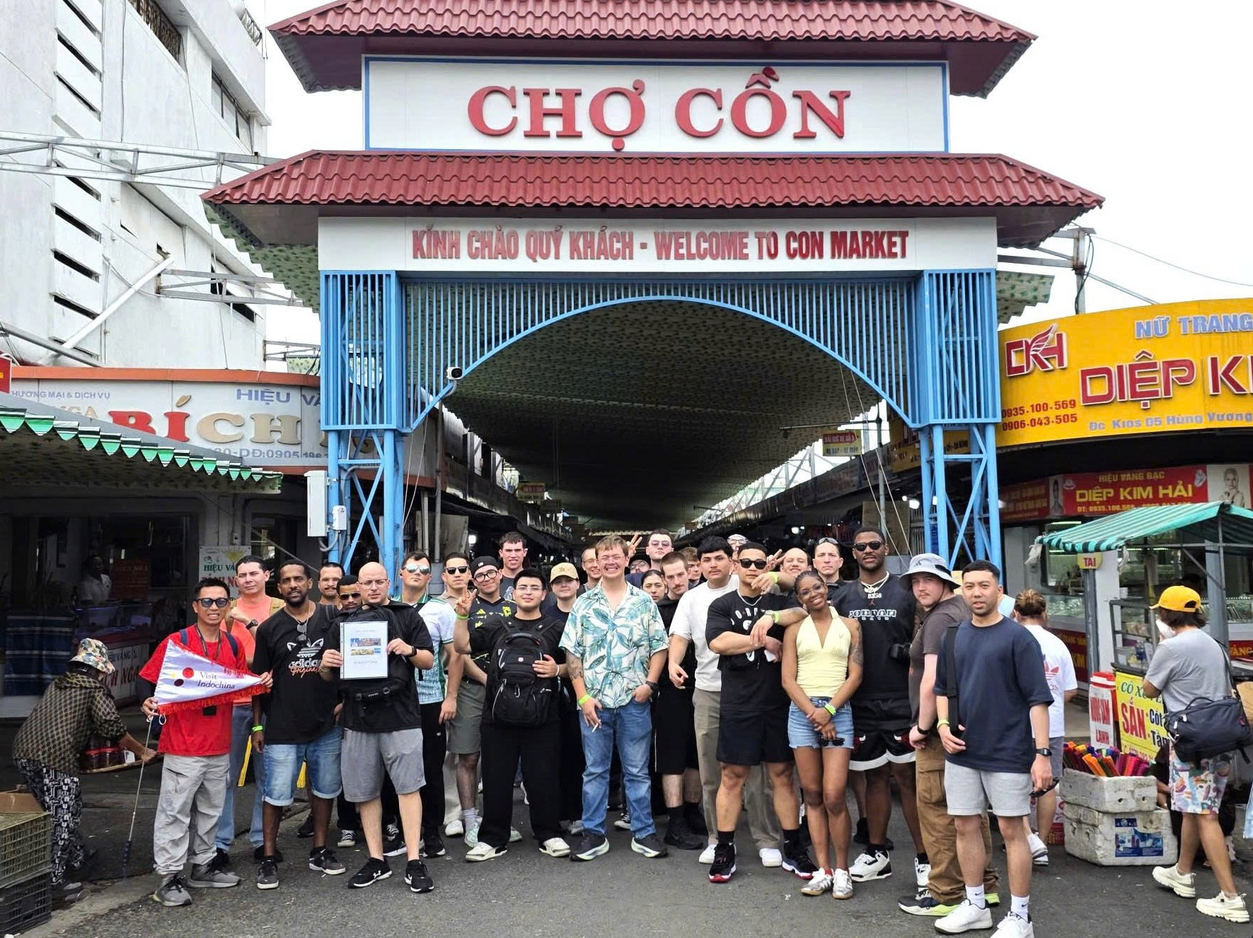 Thủy thủ tàu sân bay Mỹ khám phá ẩm thực đường phố Đà Nẵng