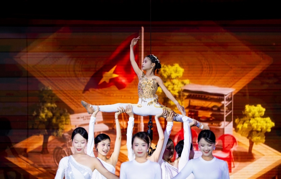 Vietnam Iconic Runway Season 10: 150 mẫu nhí chắp cánh tinh hoa giữa phố cổ Hoa Lư