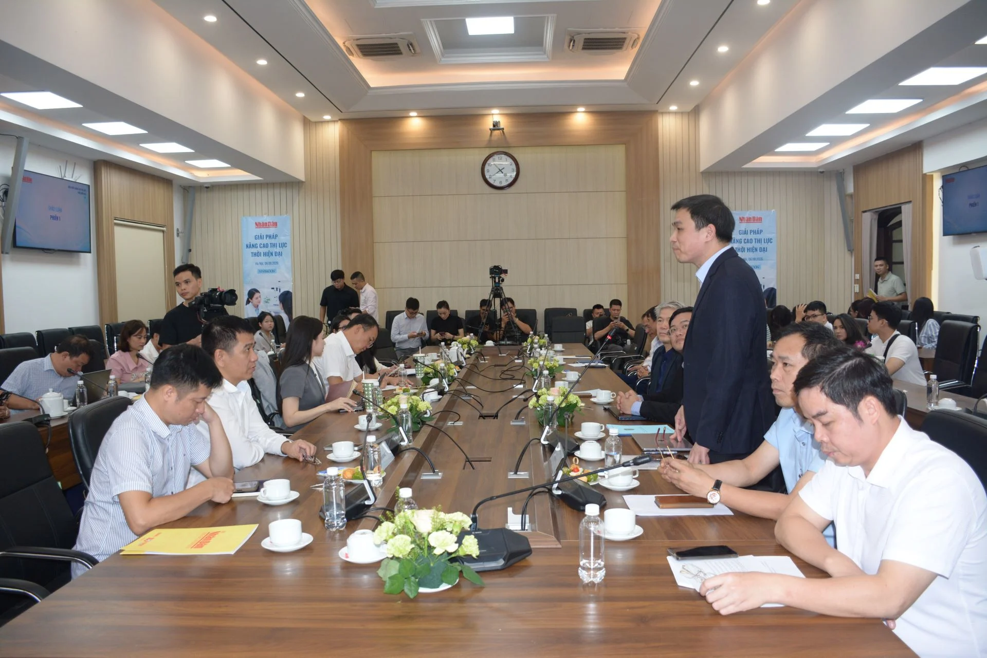 Tại sao trẻ em bị cận, loạn thị ngày càng nhiều và chúng ta phải làm gì