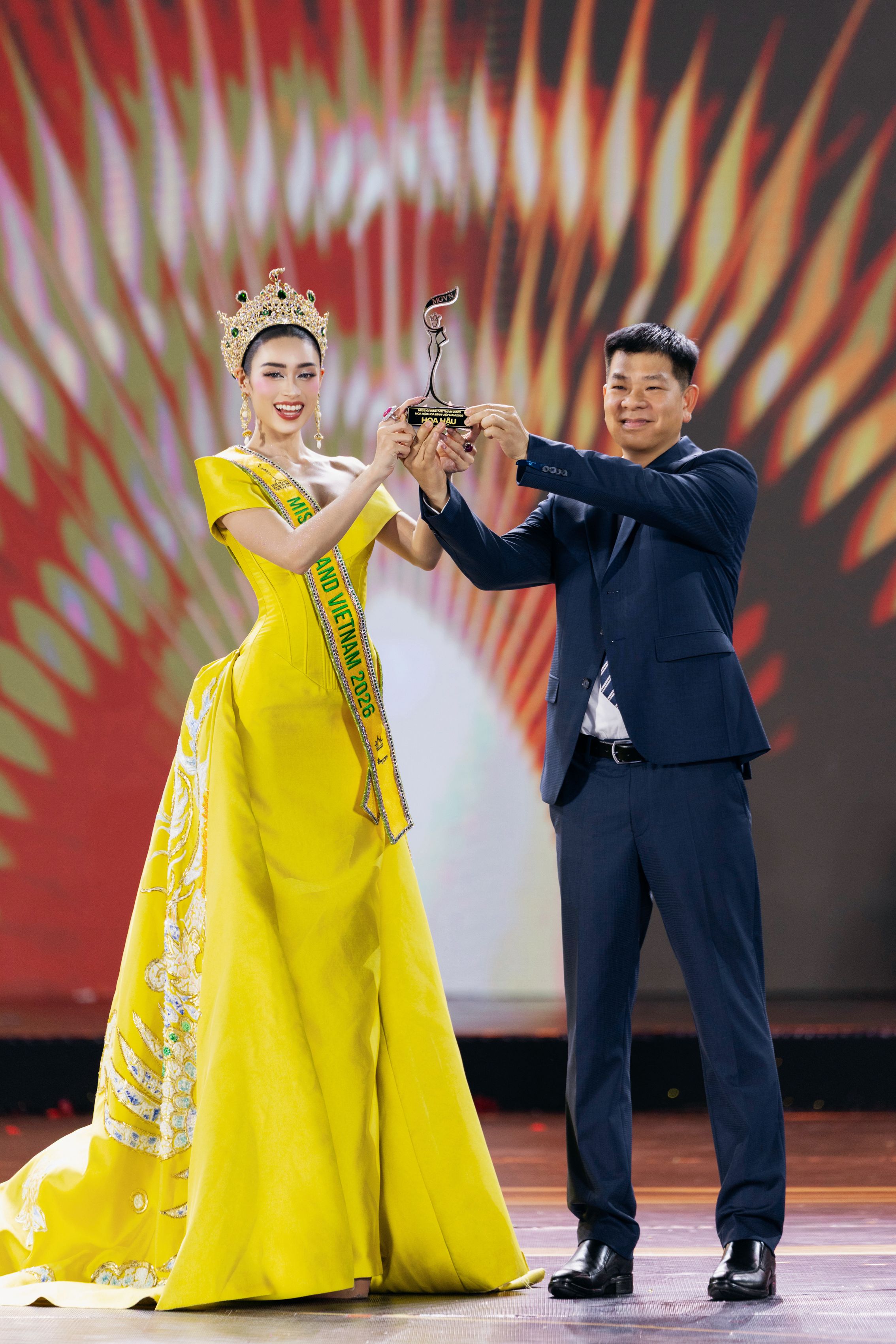 Thiết kế dát vàng và váy cưới haute couture: sao Việt nâng tầm NTK nước nhà