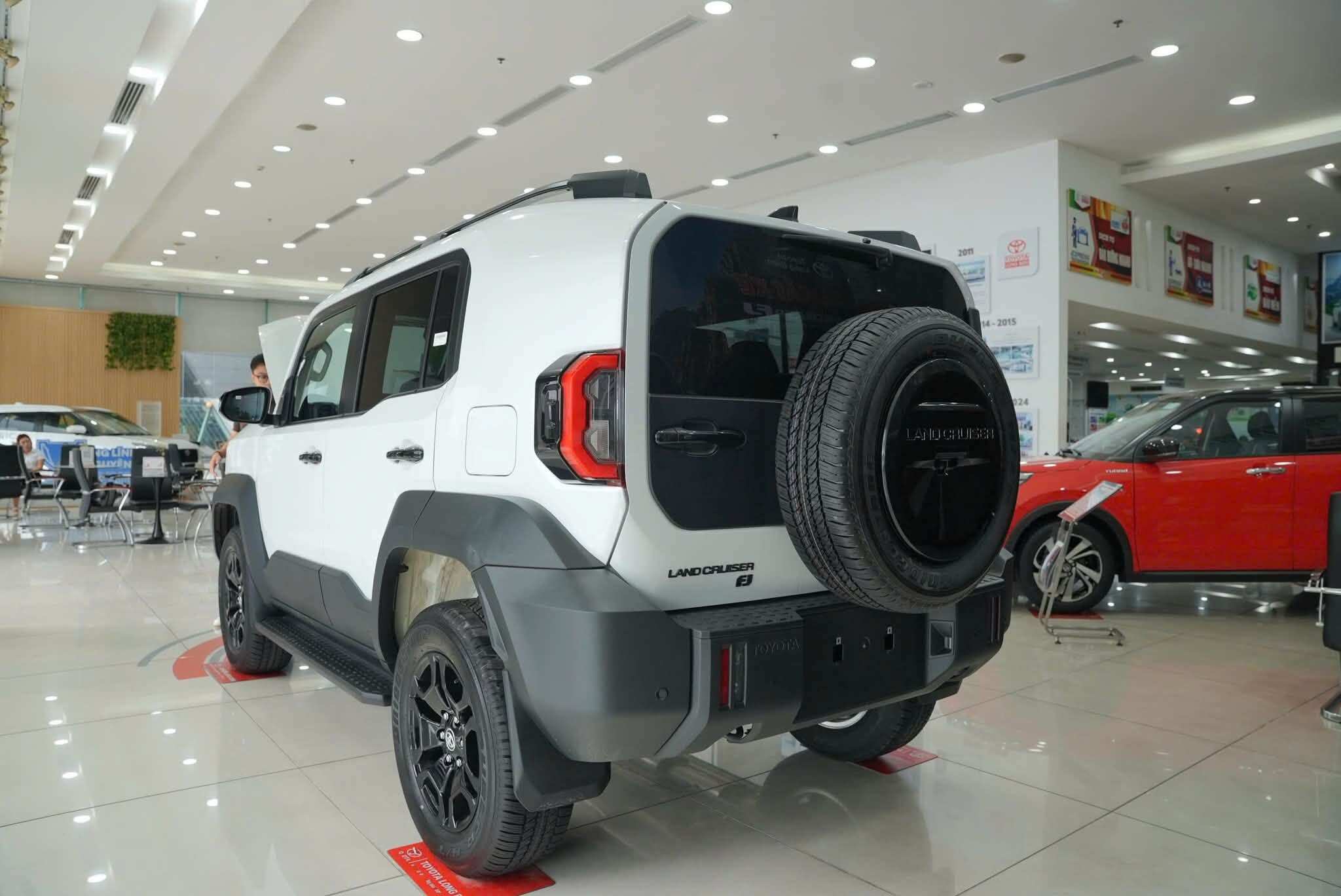 Land Cruiser FJ giá 1,2 tỷ: lựa chọn tốt hơn Suzuki Jimny?