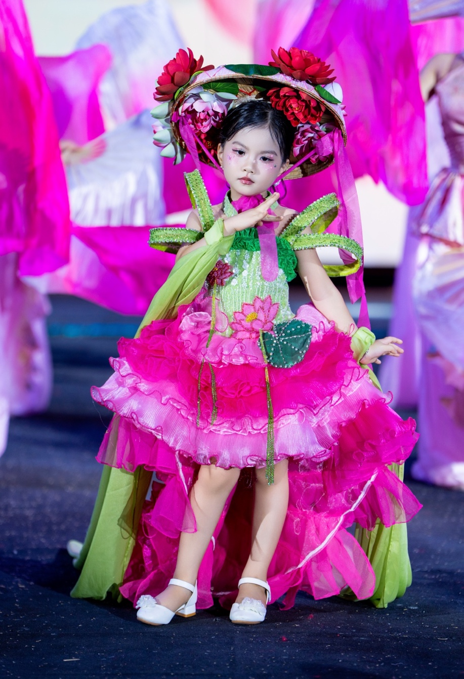 Vietnam Iconic Runway Season 10: 150 mẫu nhí chắp cánh tinh hoa giữa phố cổ Hoa Lư