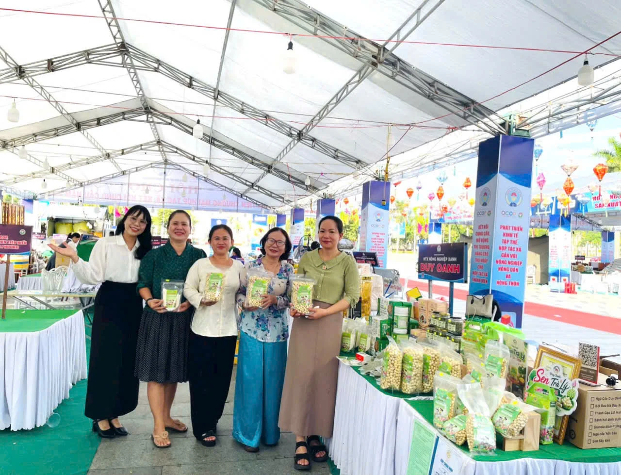 Từ hạt sen đến gạo lứt: HTX bản địa nâng tầm sản phẩm OCOP