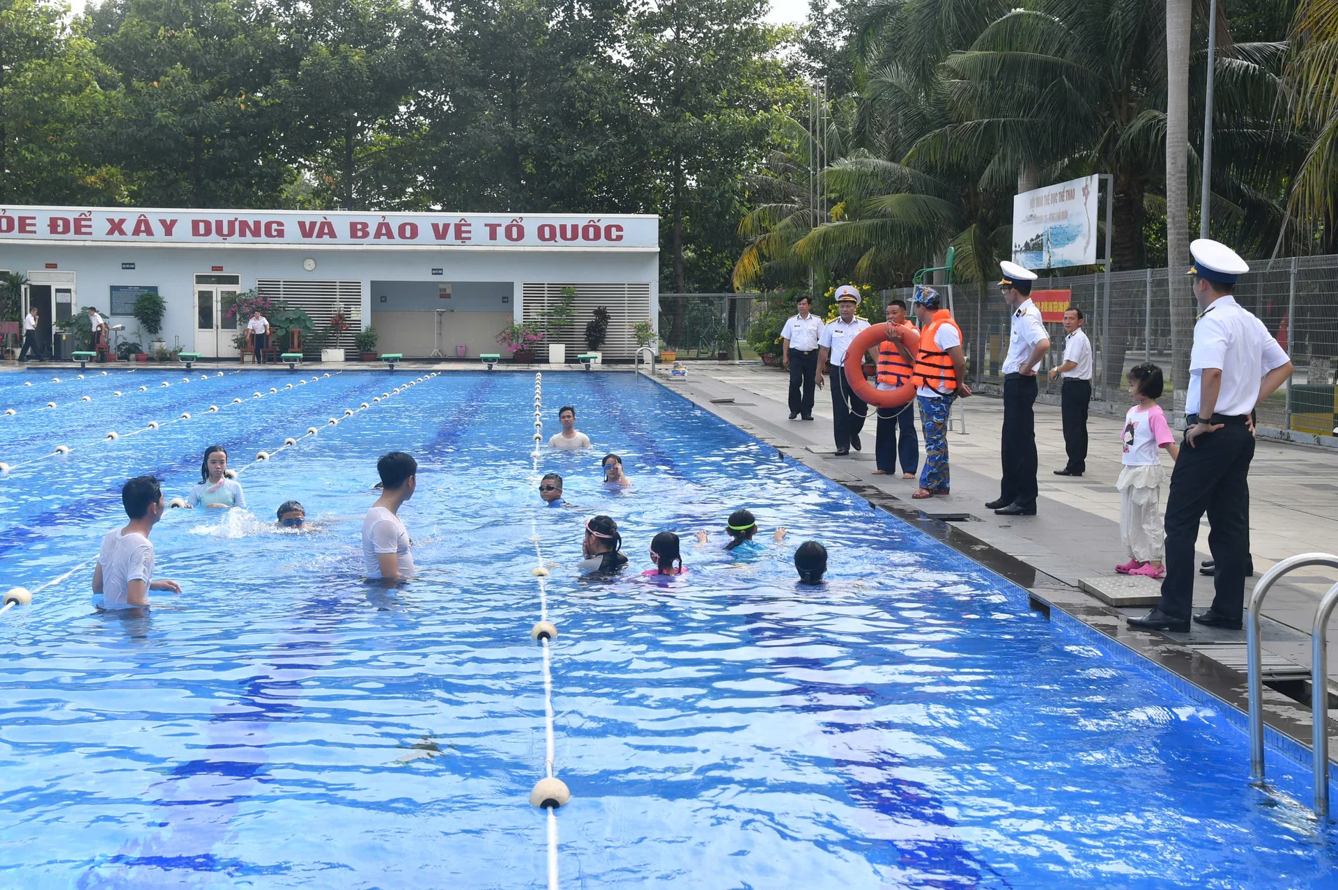 Những kỹ năng bơi lội thiết yếu cha mẹ cần dạy con trước mùa hè