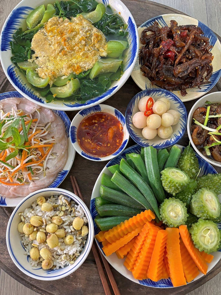 Mâm cơm gia đình đẹp như nhà hàng: Bí quyết lập thực đơn và bày biện thông minh