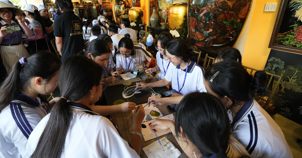 100 học sinh TPHCM khám phá nghề gốm, sơn mài tại làng nghề di sản
