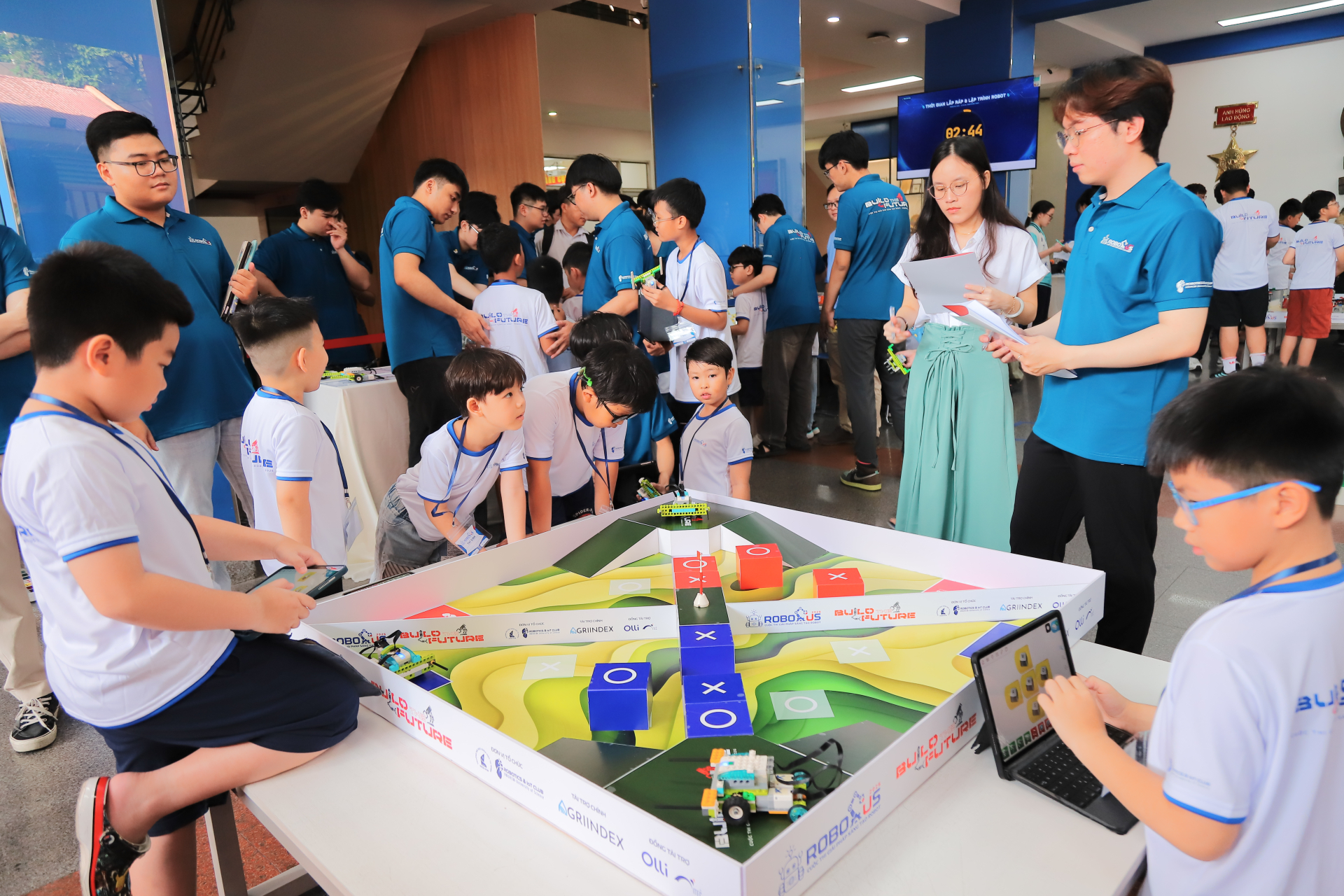 Hàng nghìn bạn trẻ khám phá robot và lập trình tại ngày hội chuyển đổi số