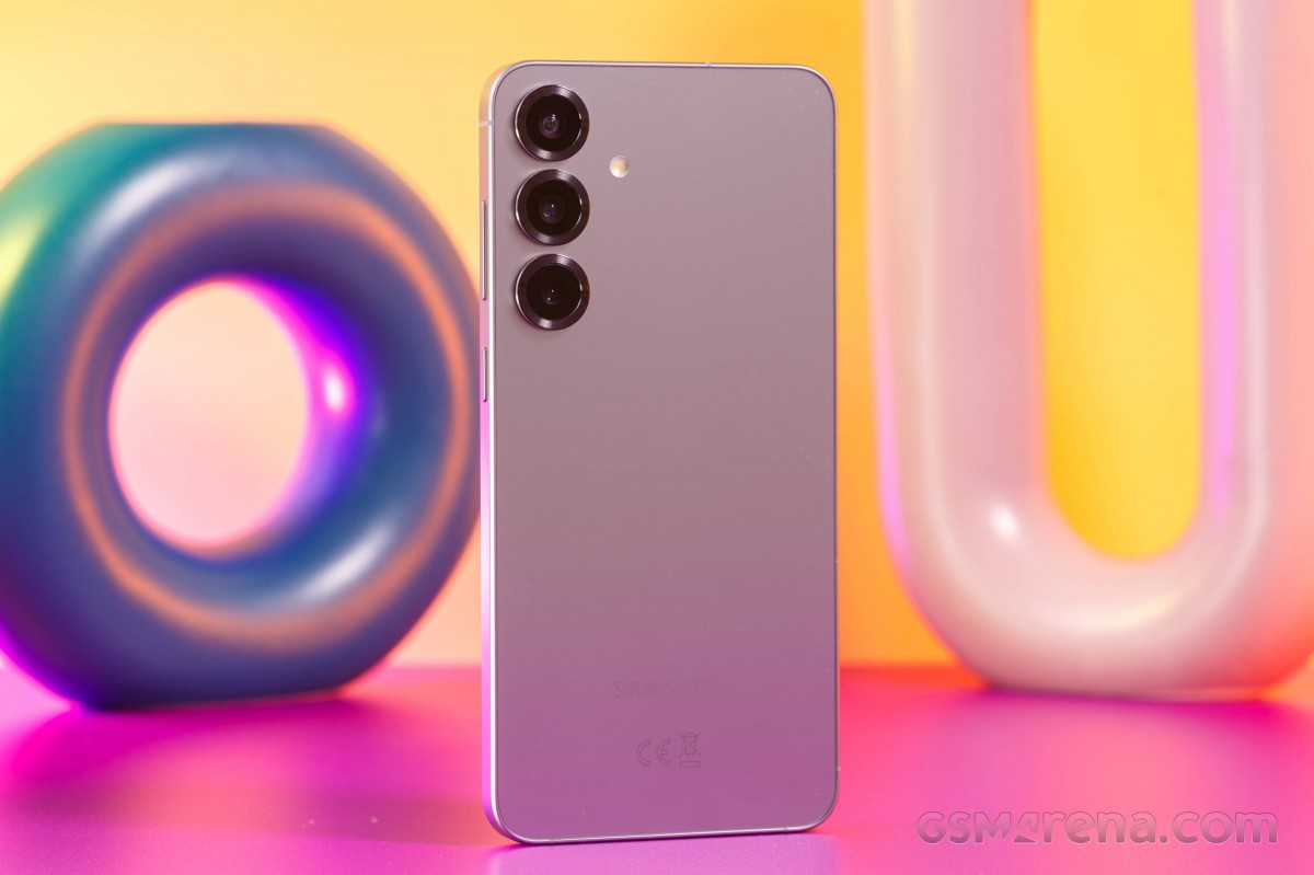 Galaxy S25 Plus vs iPhone 17 Pro Max: Flagship nào đáng tiền hơn?