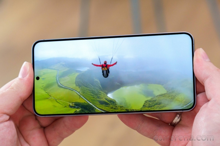 Galaxy S25 Plus vs iPhone 17 Pro Max: Flagship nào đáng tiền hơn?