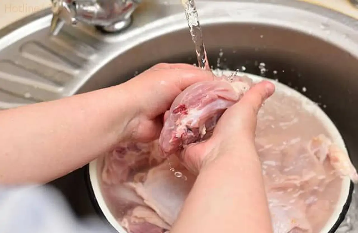 Những sai lầm nguy hiểm trong bếp: Rửa thịt sống và dùng lò vi sóng