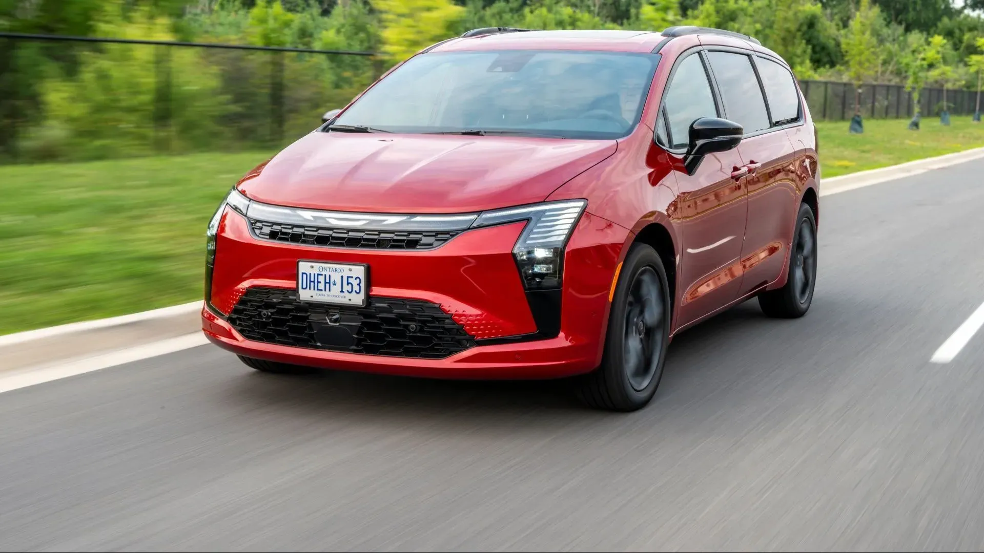 Palisade Calligraphy vs. Chrysler Pacifica: Which Premium Family Vehicle Wins?