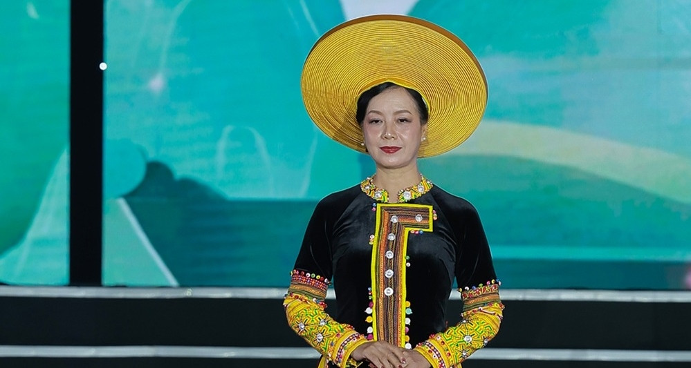 Các NTK Việt tôn vinh di sản qua sàn diễn cùng sao Việt