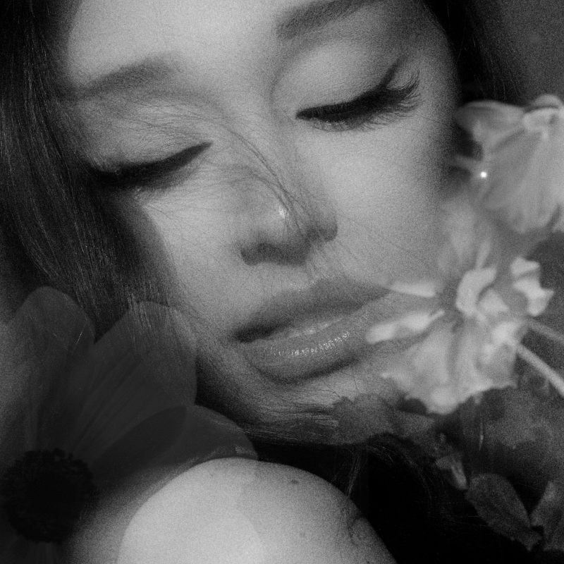 Ariana Grande phá vỡ hào quang với album ‘petal’