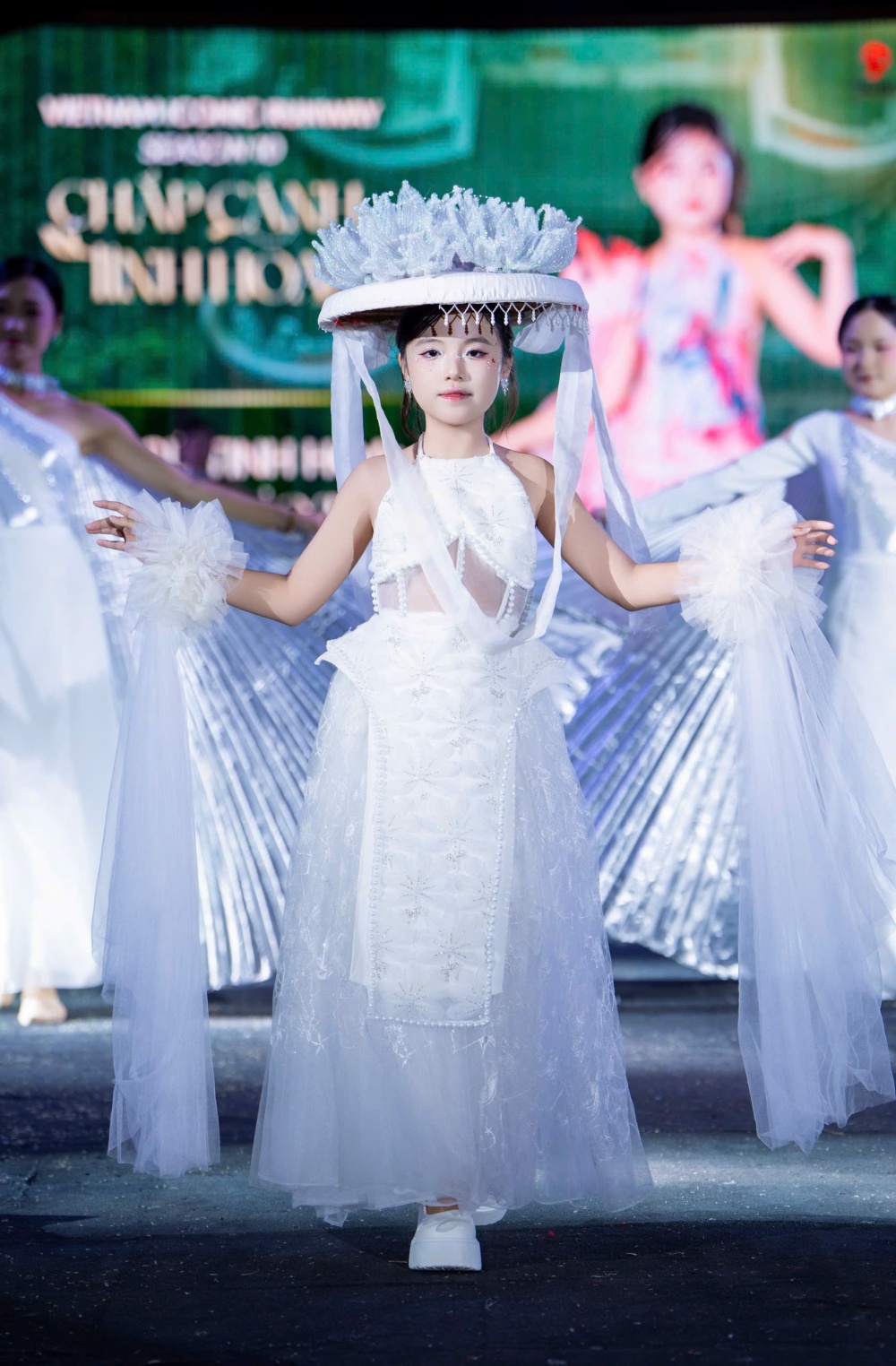 Vietnam Iconic Runway Season 10: 150 mẫu nhí chắp cánh tinh hoa giữa phố cổ Hoa Lư
