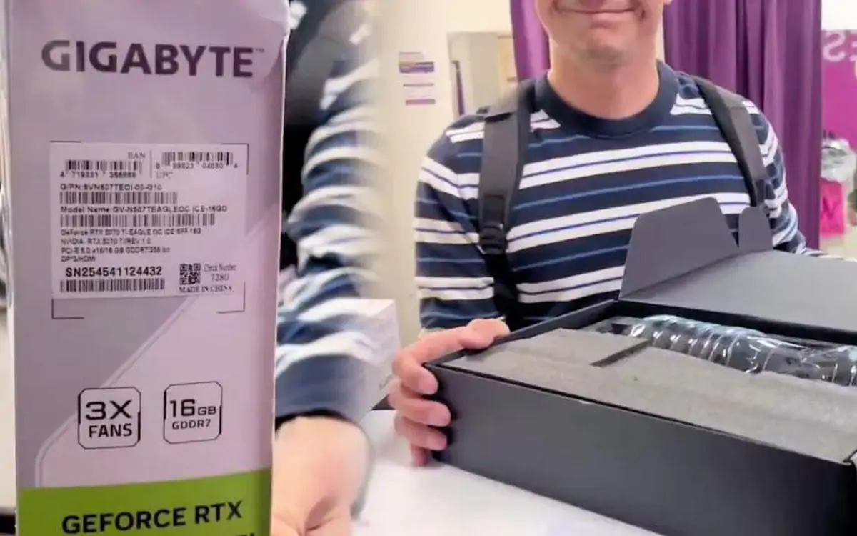 Mua RTX 5070 Ti giá cao, mở hộp thấy… chai nước