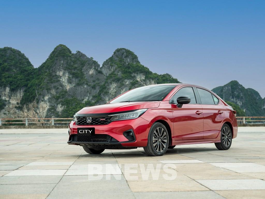 Cuộc đua giá xe điện: VinFast, Tesla và cơ hội vàng cho người mua
