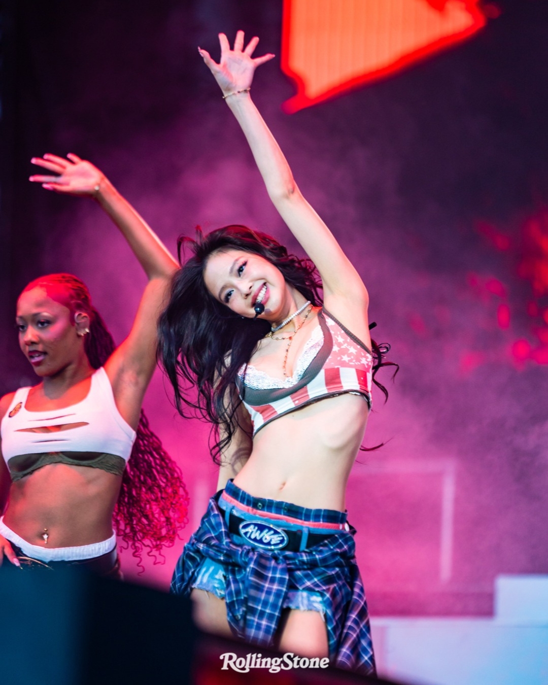 Jennie chinh phục sân khấu lớn với thời trang festival táo bạo