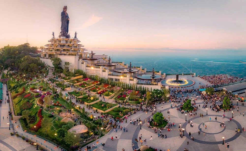414 tác phẩm gốm tâm linh quy tụ trên đỉnh núi Bà Đen