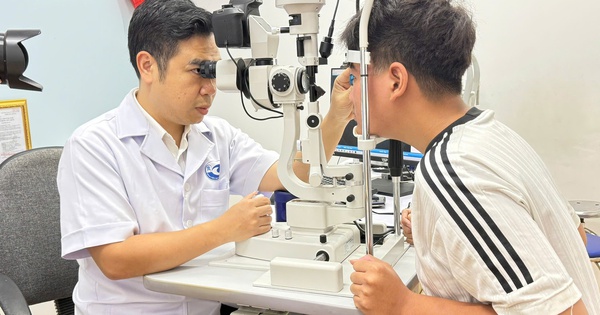 Cận thị học đường gia tăng nhanh: Cha mẹ cần làm gì để bảo vệ mắt con