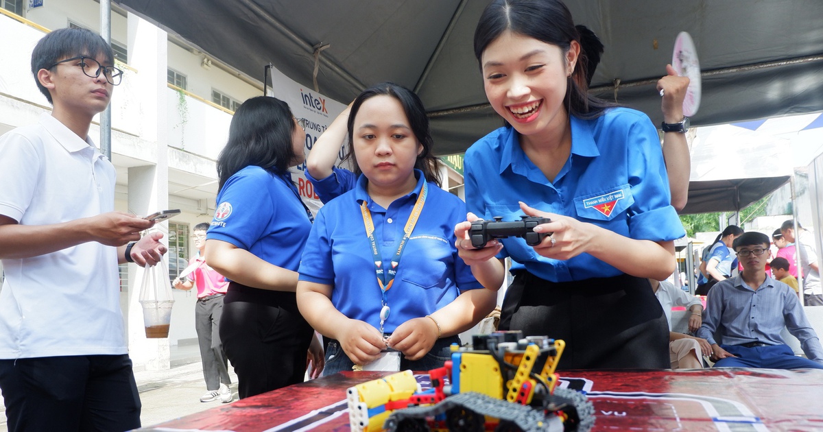 Hàng nghìn bạn trẻ khám phá robot và lập trình tại ngày hội chuyển đổi số