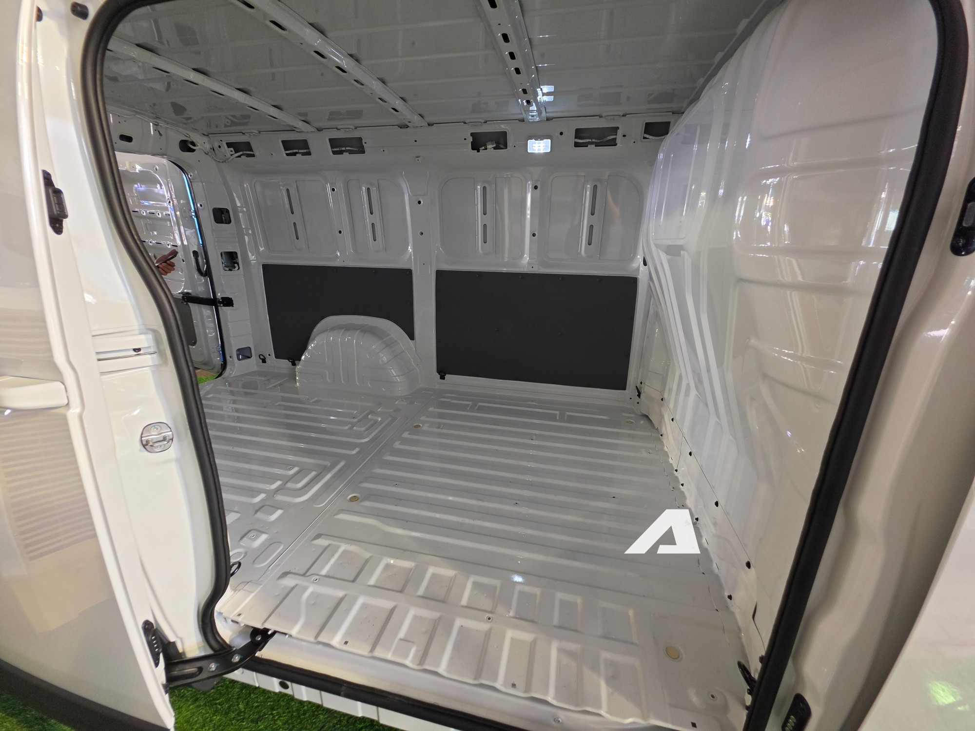 Foton eView Connect: Van điện tầm 270 km thách thức Kim Long GK48EV