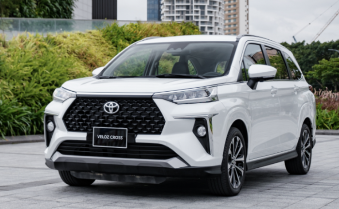 Toyota Yaris Cross chiếm ngôi vương doanh số, vượt Innova Cross