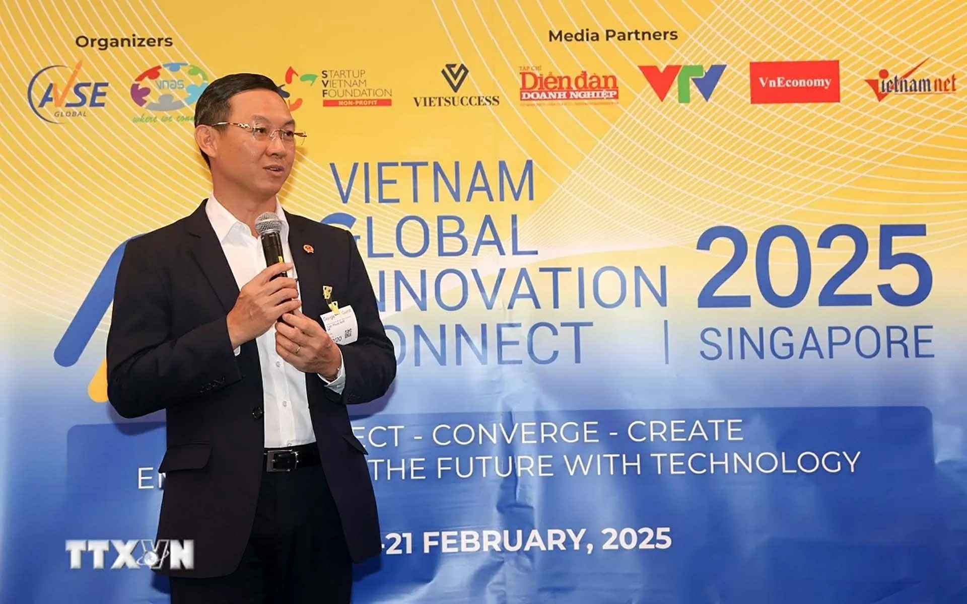 Chiến lược quản trị AI của Việt Nam: Từ hợp tác Singapore đến trí tuệ công nghiệp