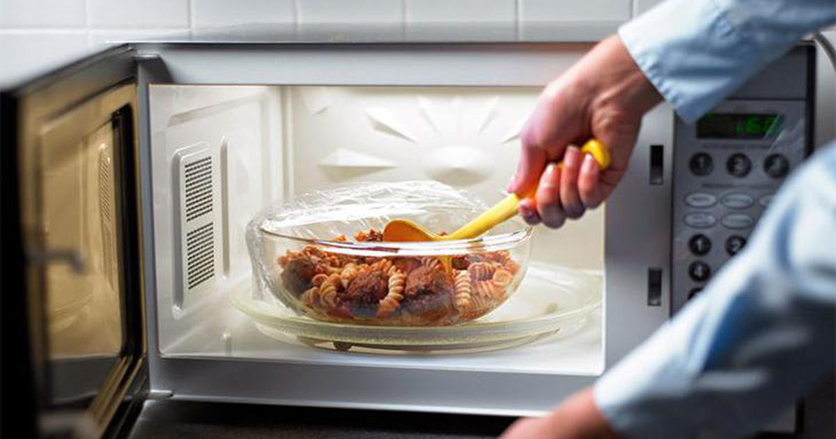 Những sai lầm nguy hiểm trong bếp: Rửa thịt sống và dùng lò vi sóng