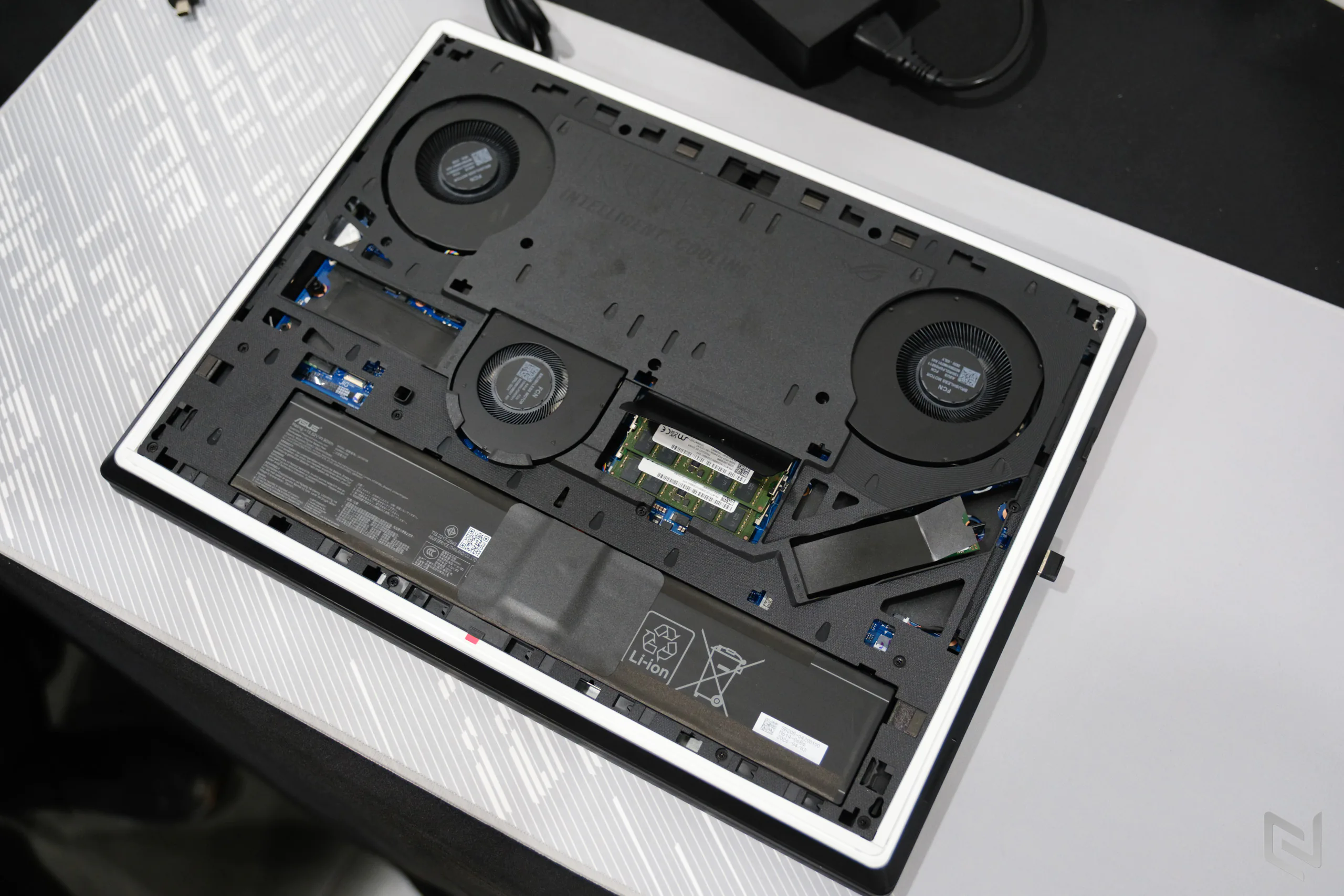 ROG Strix SCAR 18 chính thức bán: RTX 5090, màn Mini-LED 4K 240Hz giá 179,99 triệu đồng