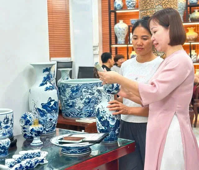 Làng gốm Bát Tràng khai phá kinh tế đêm để giữ lửa di sản