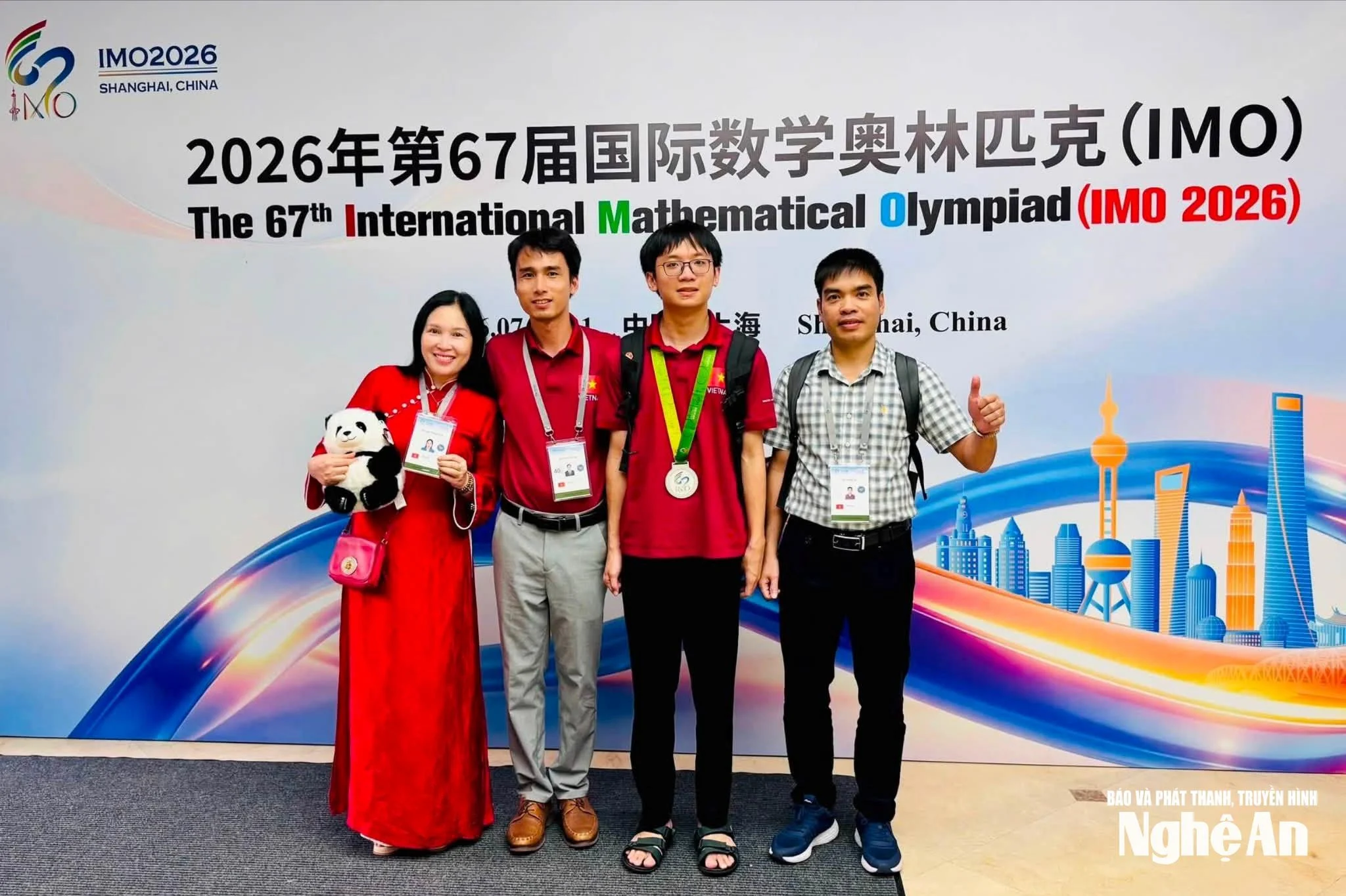 Học sinh lớp 11 giành huy chương kép Olympic Toán: Bí quyết học tập của những tài năng trẻ xuất sắc