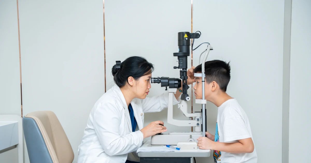 Cận thị học đường tăng mạnh: Cha mẹ cần hành động sớm