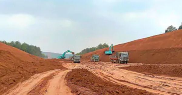 Cao tốc Việt Nam gấp gáp tiến độ trong vòng vây thiếu vốn và vật liệu