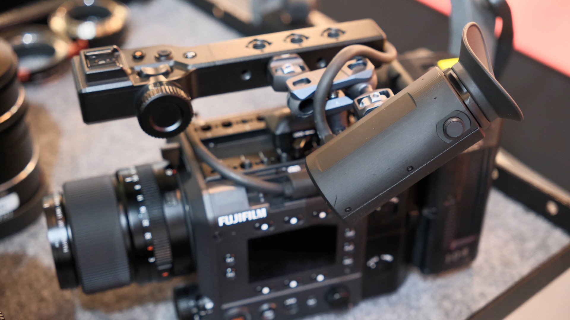 Sony Cinema Line FX5 và sự trở lại của EVF tháo rời