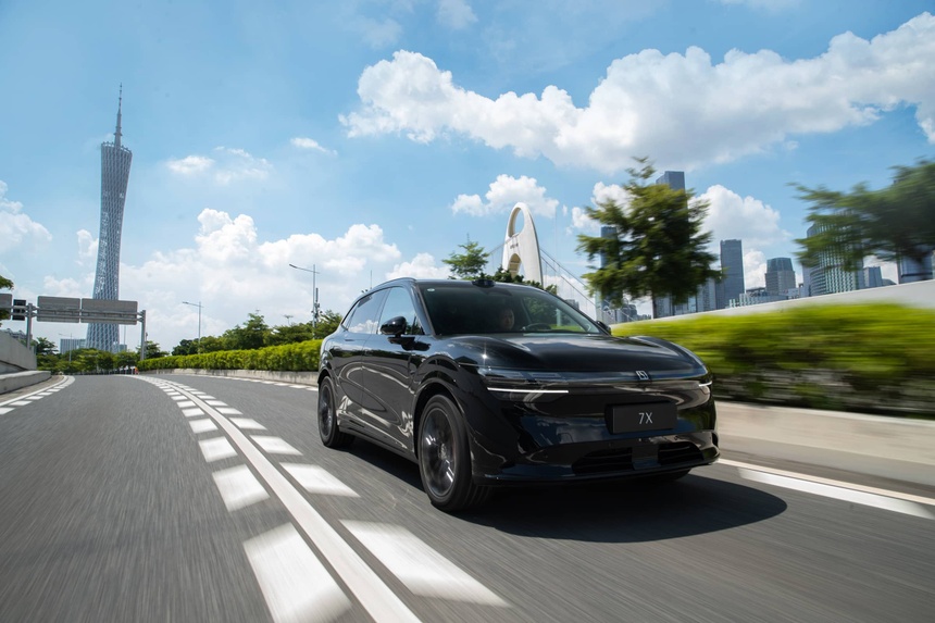 SUV cỡ trung bùng nổ tại Việt Nam: Cuộc đua xăng–hybrid–điện