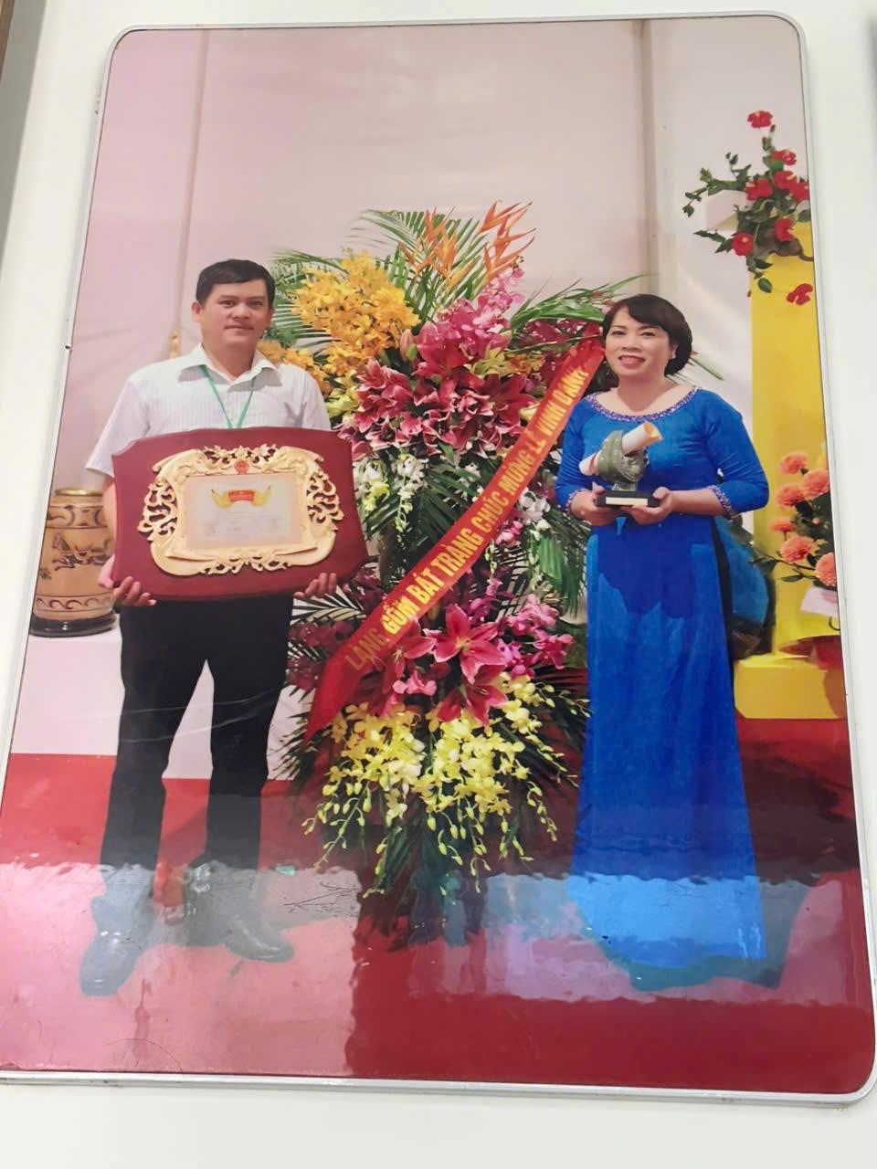 Từ cậu bé học nghề đến nghệ nhân nâng tầm gốm đắp nổi kênh bong