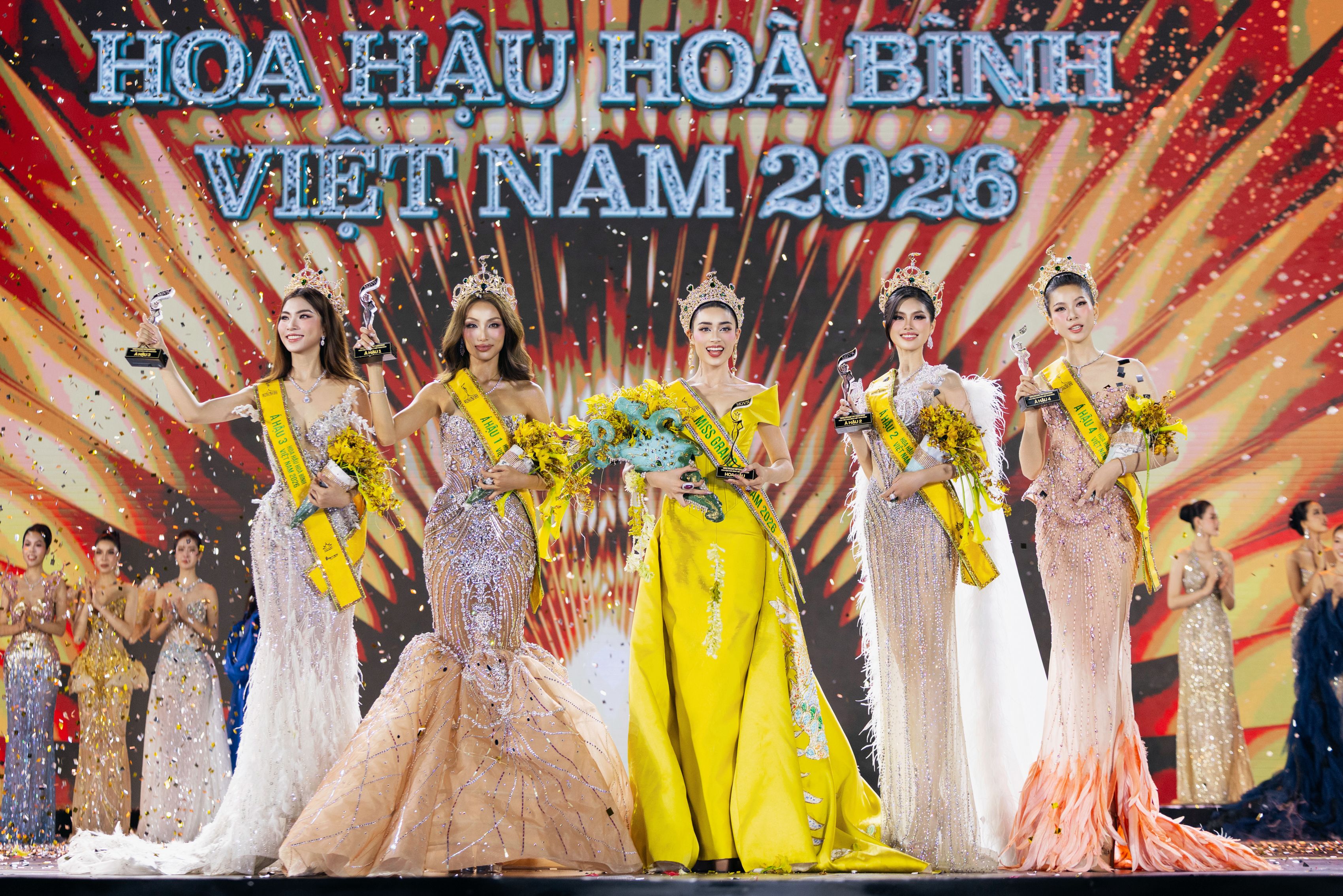 Thiết kế dát vàng và váy cưới haute couture: sao Việt nâng tầm NTK nước nhà