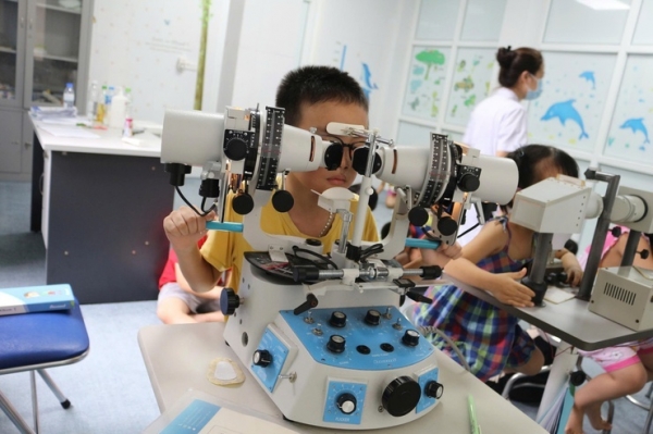 Cận thị trẻ hóa ở Gen Z: Báo động và cách cha mẹ hành động
