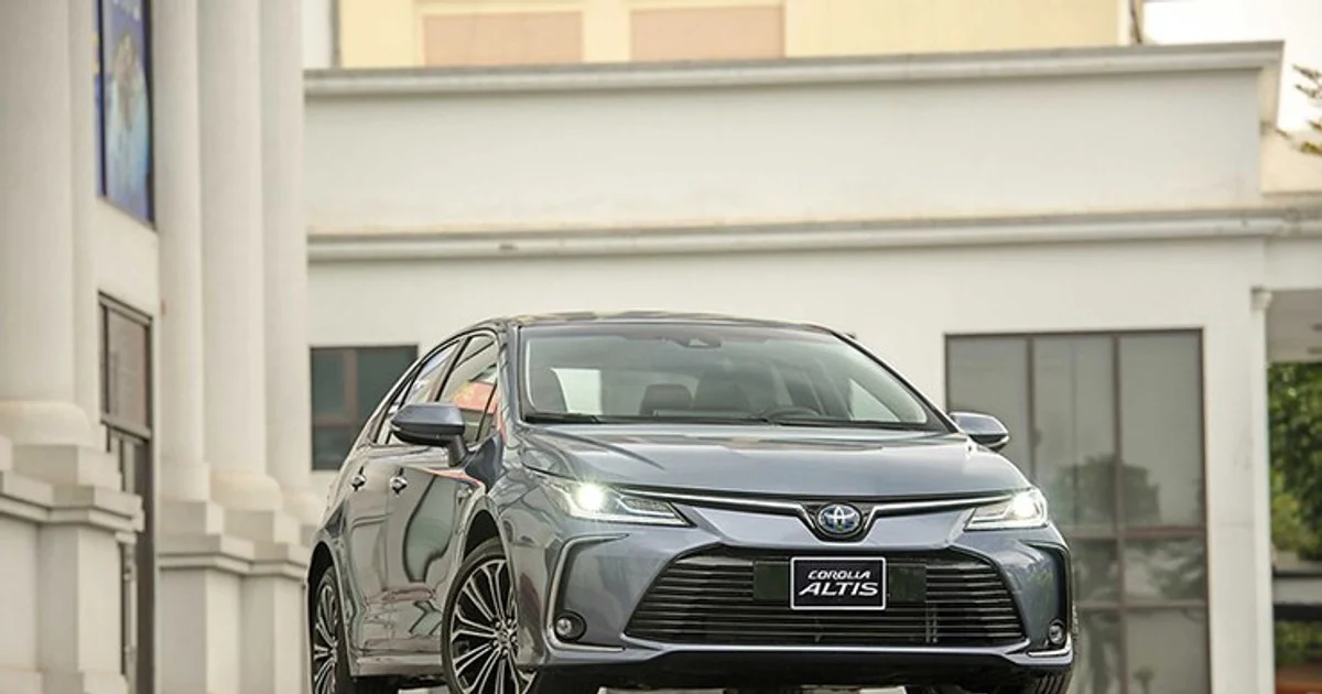 Toyota Corolla Altis: Nên chọn bản xăng hay hybrid?
