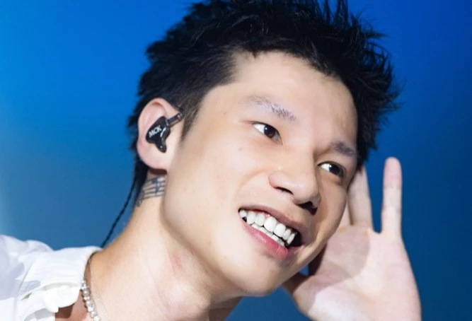 Rapper MCK gỡ 19 ca khúc: cú hãm phanh cần thiết của âm nhạc số?