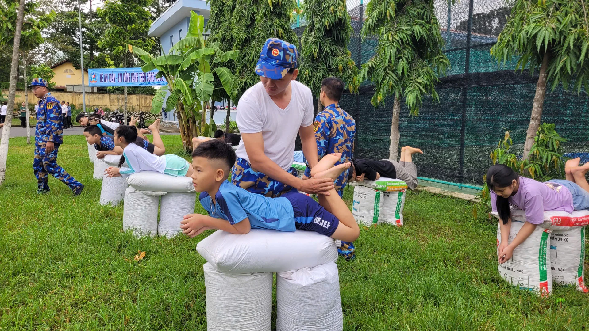 Những kỹ năng bơi lội thiết yếu cha mẹ cần dạy con trước mùa hè