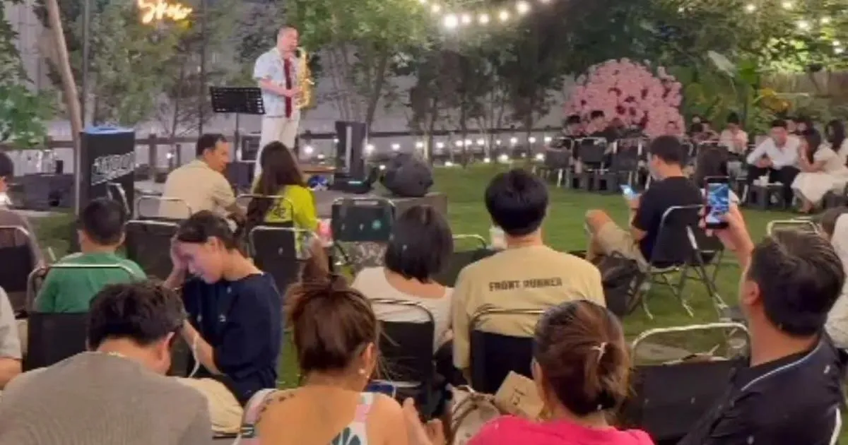 Saxophone live giữa quán cà phê bình dân: sang mà không đắt
