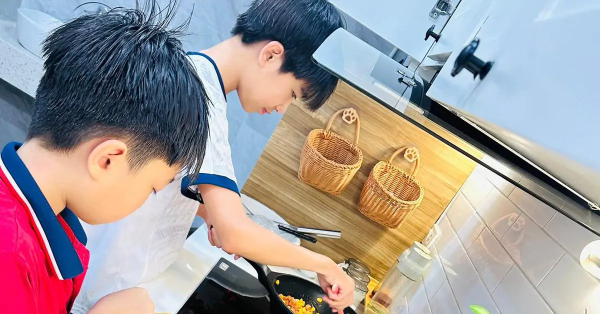 Dạy con nấu ăn hè này: Lớp học kỹ năng sống trong căn bếp gia đình