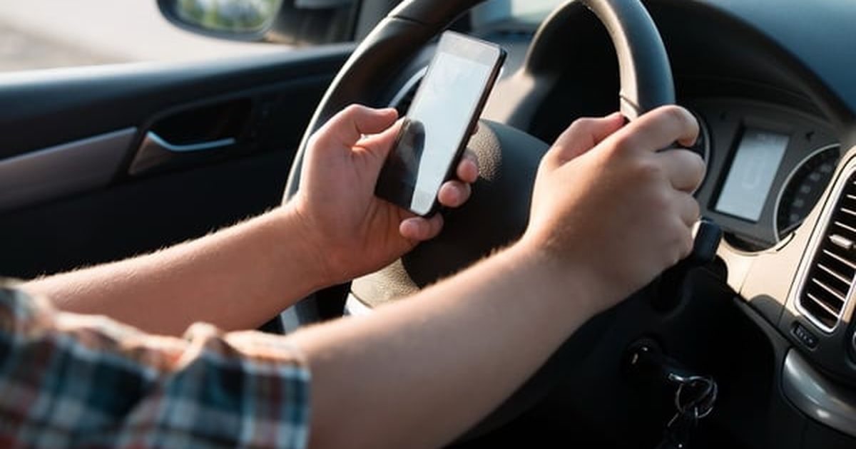 Mức phạt mới cho tài xế dùng điện thoại khi lái xe: Những điều cần biết