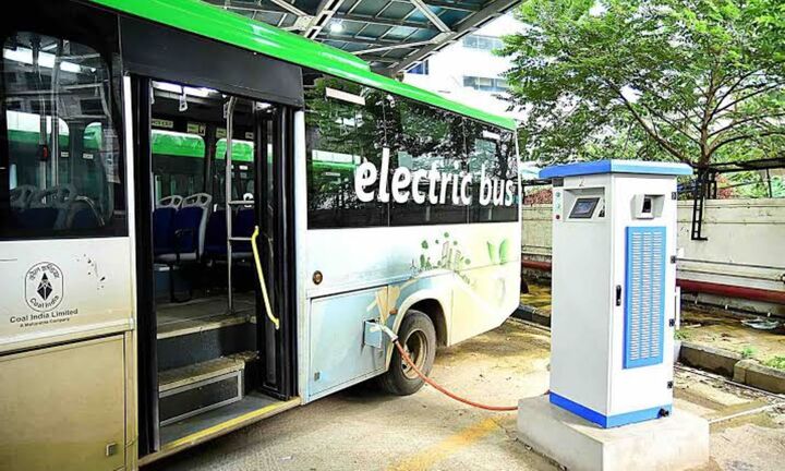 Giá xăng tăng vọt: Vì sao 94% chủ xe điện không quay lại xe xăng