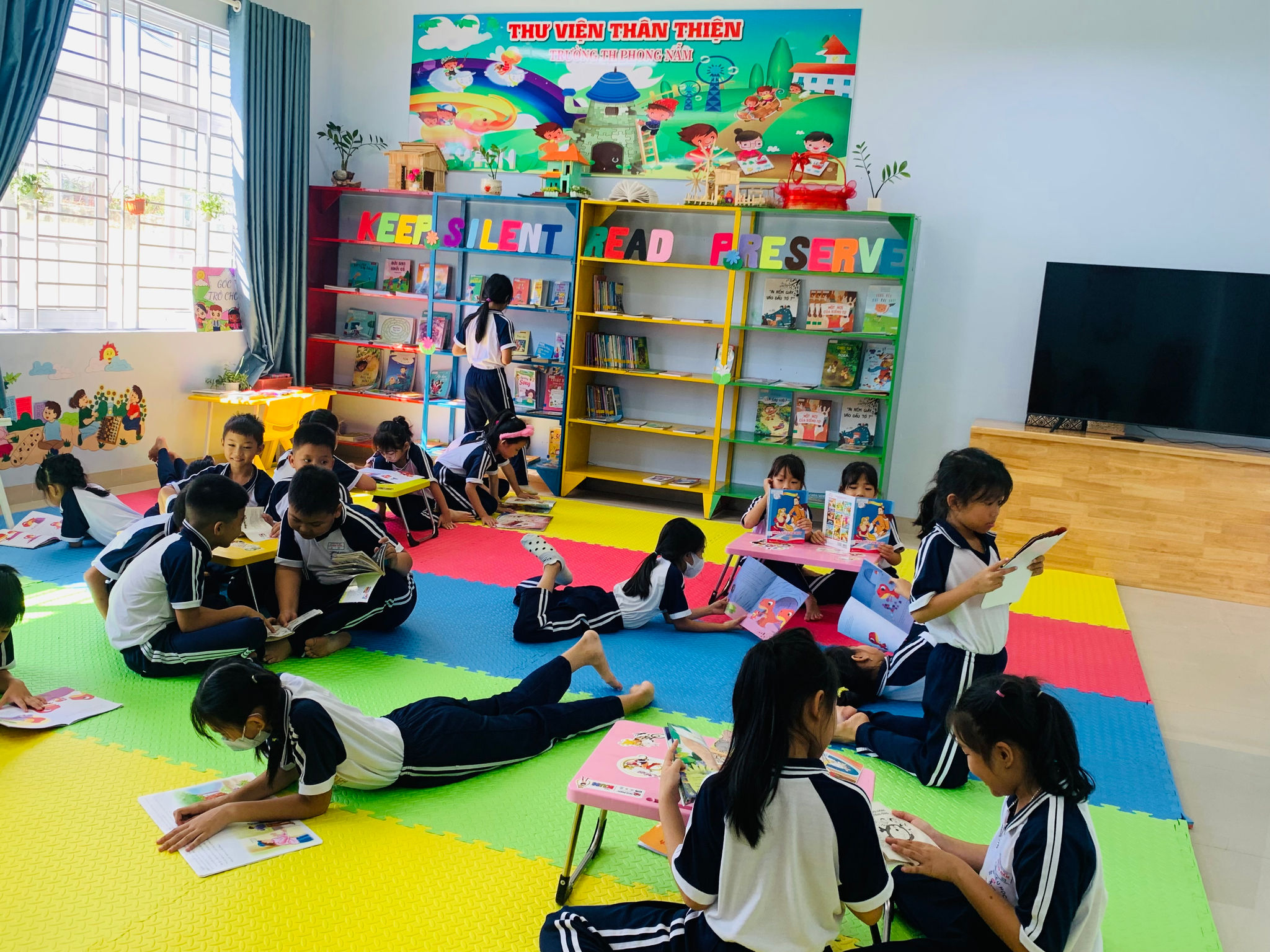 “Em vui cùng sách” và thư viện thân thiện: Khi một góc đọc nhỏ thay đổi cả tuổi thơ
