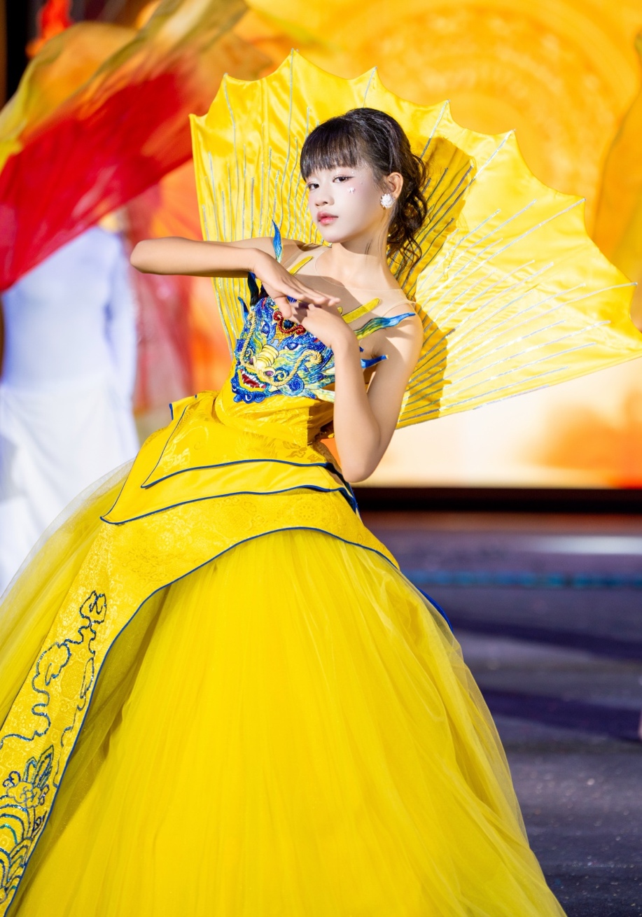 Vietnam Iconic Runway Season 10: 150 mẫu nhí chắp cánh tinh hoa giữa phố cổ Hoa Lư